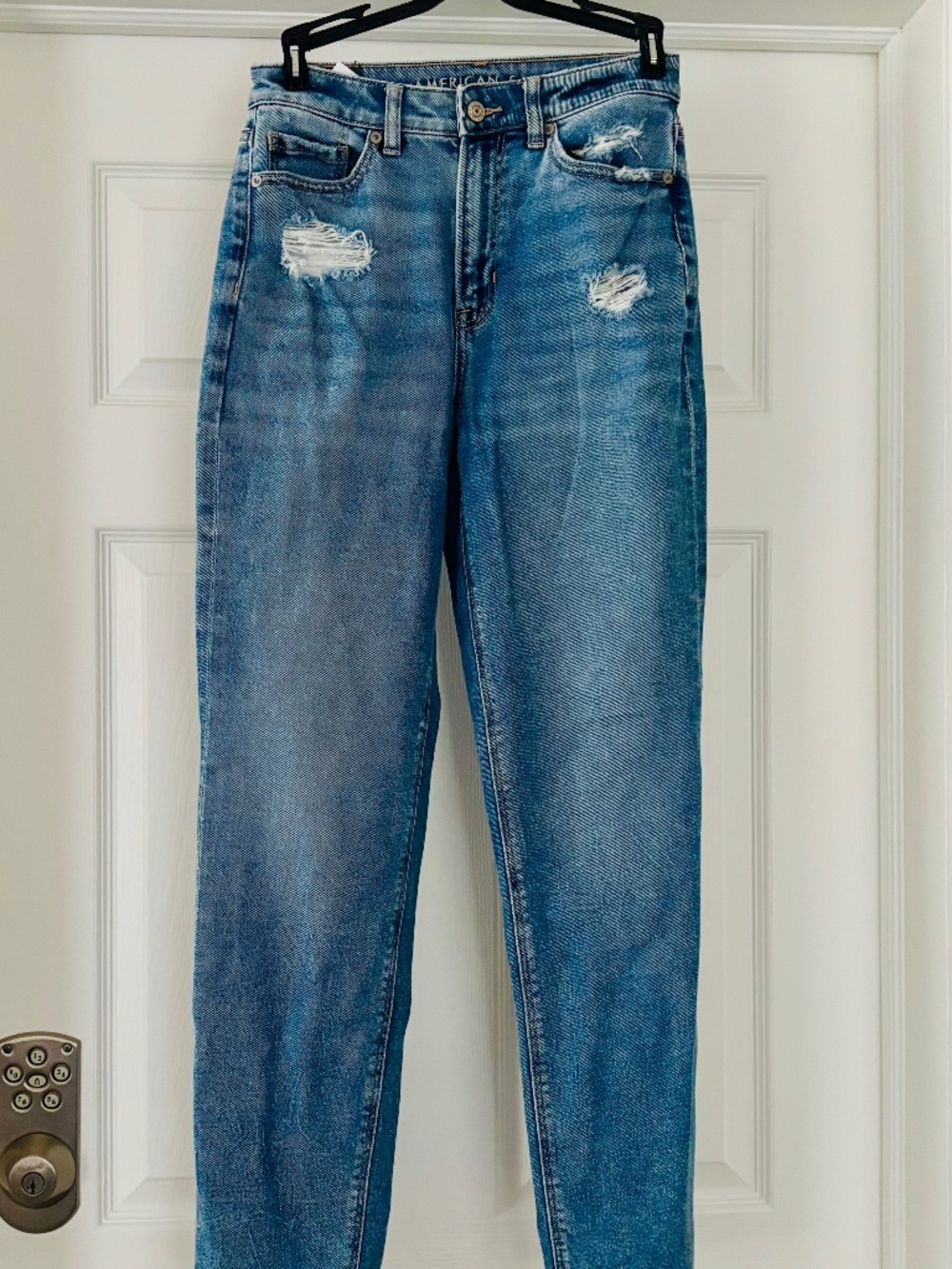 American Eagle Stretch Mom Straight Jean Distressed Denim Pants Size 2 Long.